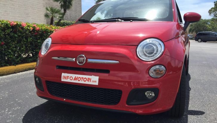 Fiat 500, prova su strada , vista frontale dal basso.