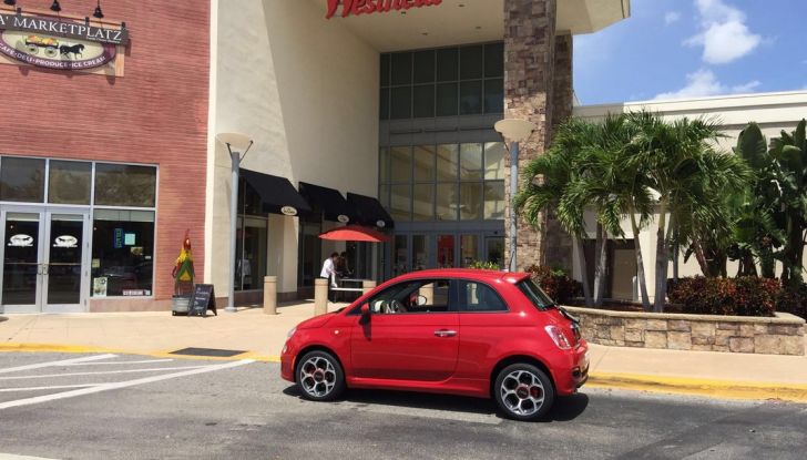 Fiat 500, prova su strada, parcheggio.