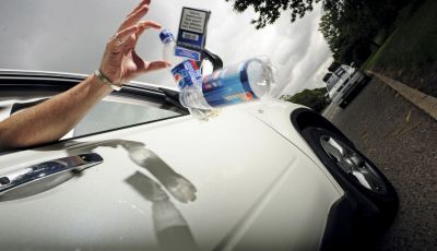 Gettare rifiuti dal finestrino dell’auto comporta una multa fino a 400 euro