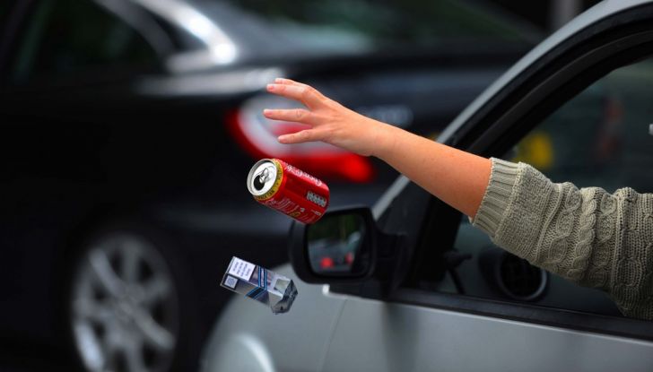 Gettare rifiuti dal finestrino dell’auto comporta una multa fino a 400 euro - Foto 5 di 7