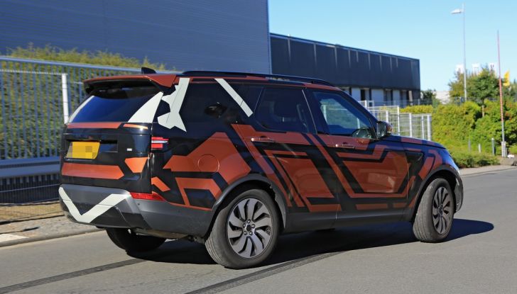 Land Rover Discovery 2017: le foto spia del prototipo - Foto 10 di 14