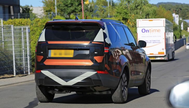 Land Rover Discovery 2017: le foto spia del prototipo - Foto 13 di 14