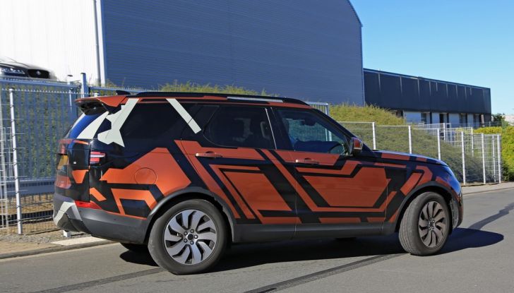 Land Rover Discovery 2017: le foto spia del prototipo - Foto 9 di 14