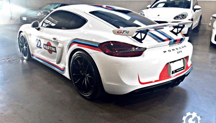 Porsche Cayman GT4 “veste” Martini - Foto 2 di 7