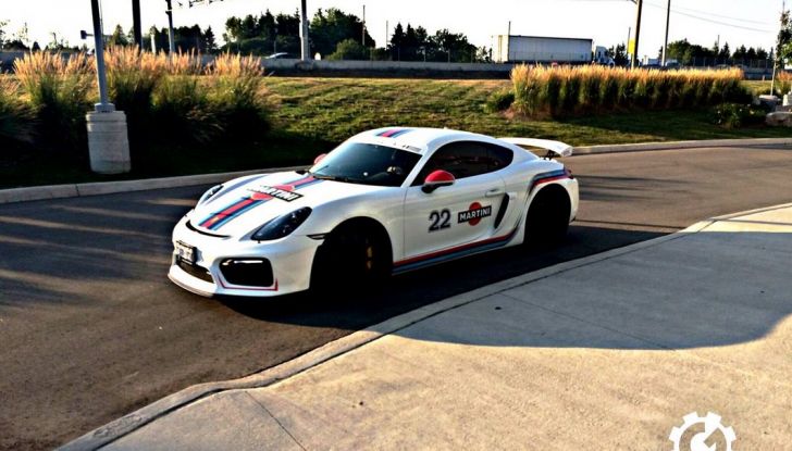 Porsche Cayman GT4 “veste” Martini - Foto 3 di 7