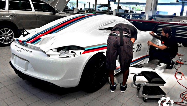 Porsche Cayman GT4 “veste” Martini - Foto 6 di 7