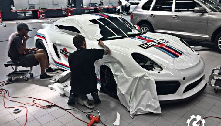 Porsche Cayman GT4 “veste” Martini - Foto 7 di 7