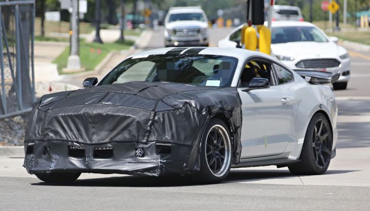 Nuova Ford Shelby GT 500 2018, le prime foto spia - Foto 3 di 19