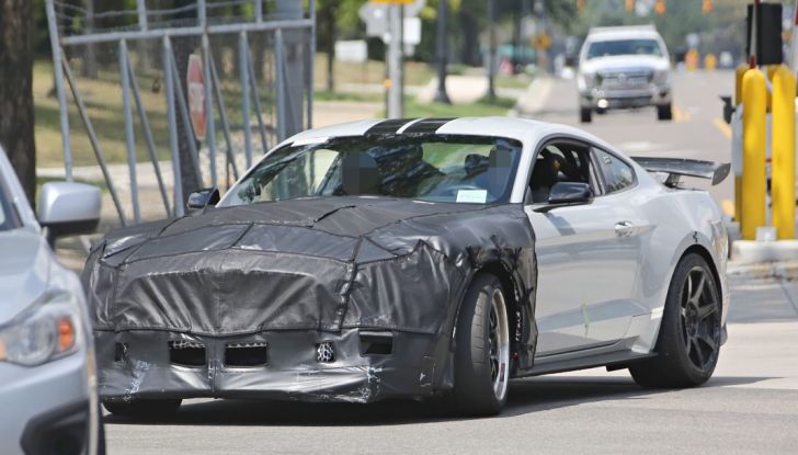 Nuova Ford Shelby GT 500 2018, le prime foto spia - Foto 4 di 19