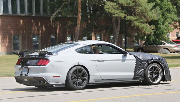 Nuova Ford Shelby GT 500 2018, le prime foto spia - Foto 13 di 19