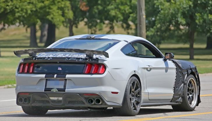 Nuova Ford Shelby GT 500 2018, le prime foto spia - Foto 14 di 19