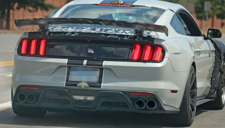 Nuova Ford Shelby GT 500 2018, le prime foto spia - Foto 15 di 19