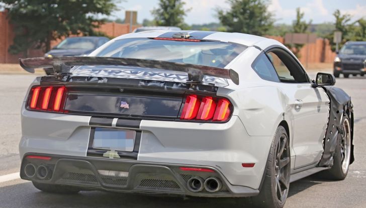 Nuova Ford Shelby GT 500 2018, le prime foto spia - Foto 17 di 19