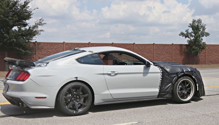 Nuova Ford Shelby GT 500 2018, le prime foto spia - Foto 18 di 19