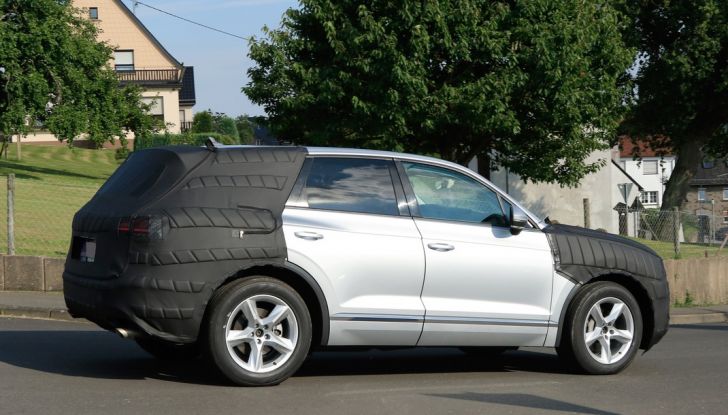 Volkswagen Touareg 2018: le prime foto spia del prototipo - Foto 12 di 16