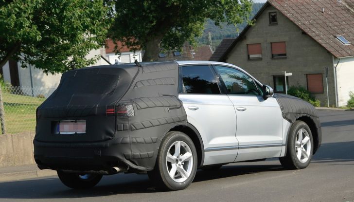 Volkswagen Touareg 2018: le prime foto spia del prototipo - Foto 13 di 16