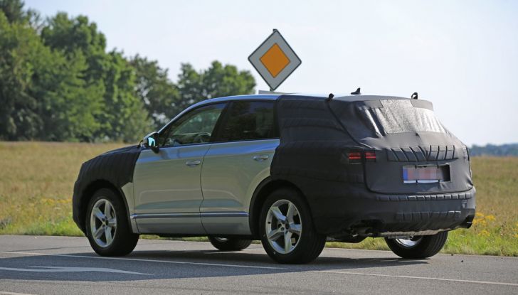 Volkswagen Touareg 2018: le prime foto spia del prototipo - Foto 3 di 16