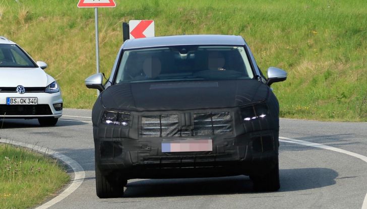 Volkswagen Touareg 2018: le prime foto spia del prototipo - Foto 5 di 16