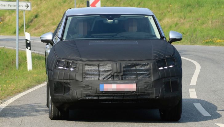Volkswagen Touareg 2018: le prime foto spia del prototipo - Foto 6 di 16