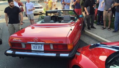 Mercedes 380 SL sale su una Ferrari 458 Speciale