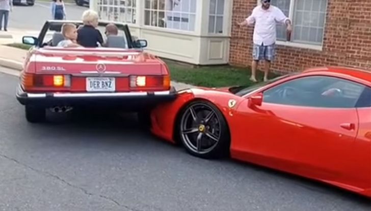 incidente mercedes 380 sl ferrari458 speciale (2)
