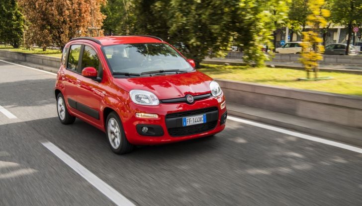 Fiat Panda 2017 in movimento vista 3/4 frontale laterale..
