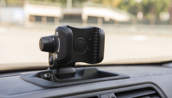 Fiat Panda 2017 dotazione supporto cellulare.