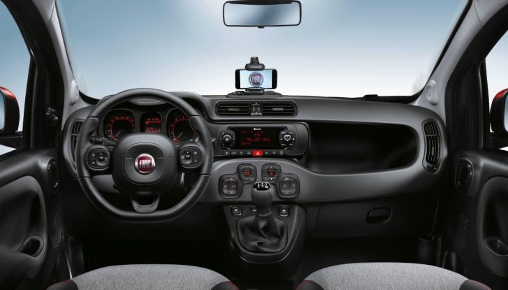 Fiat Panda 2017 interno postazione di guida.
