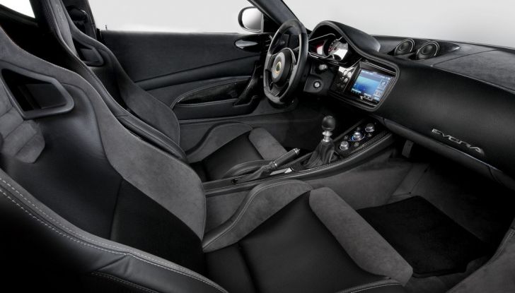 Come pulire gli interni in Alcantara® di un’auto - Foto 1 di 11