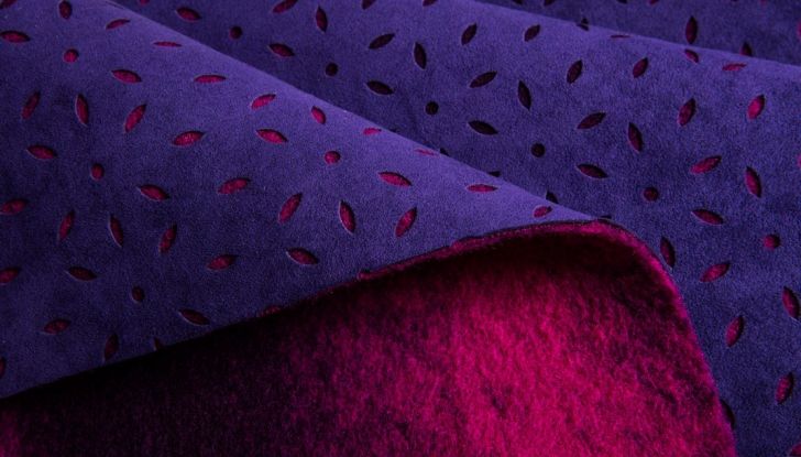 Come pulire gli interni in Alcantara® di un’auto - Foto 2 di 11