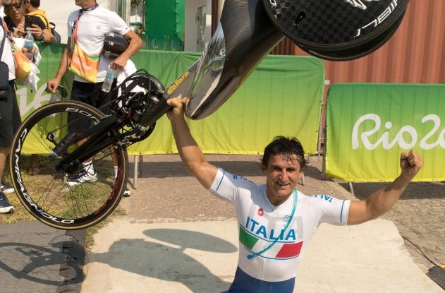 Alex Zanardi vince la terza medaglia d’oro a Rio con la Handbike - Foto 4 di 10