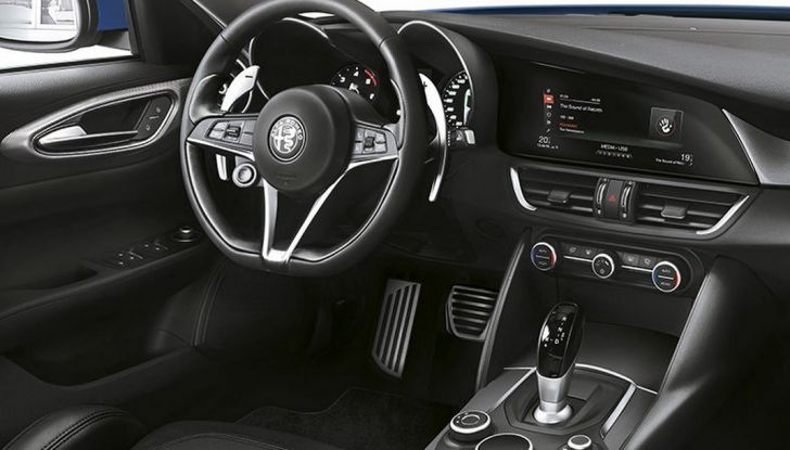 Alfa Romeo Giulia Veloce interno al Salone dell'Auto di Parigi 2016 (4)