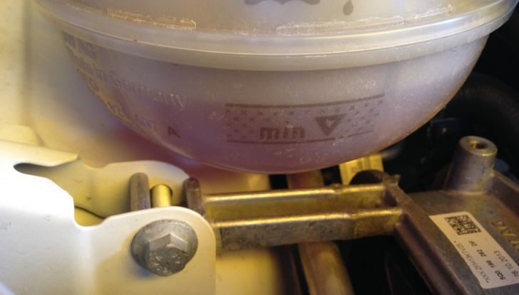 Come cambiare il liquido del radiatore dell’auto - Foto 4 di 6