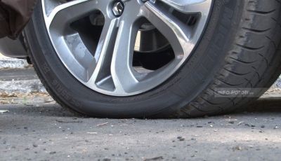 Cambiare una ruota bucata: come fare, normative e consigli