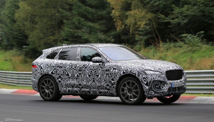 Jaguar F-Pace SVR prime foto spia dei test al Nurburgring - Foto 1 di 15