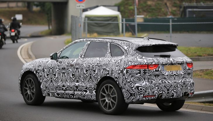 Jaguar F-Pace SVR prime foto spia dei test al Nurburgring - Foto 11 di 15