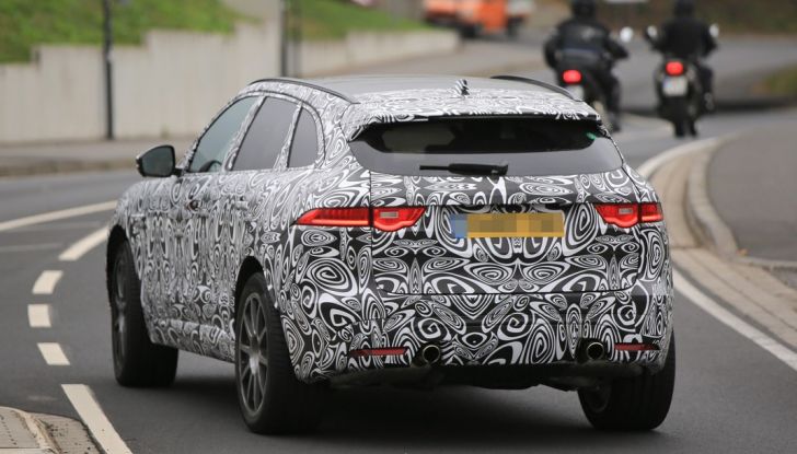 Jaguar F-Pace SVR prime foto spia dei test al Nurburgring - Foto 12 di 15
