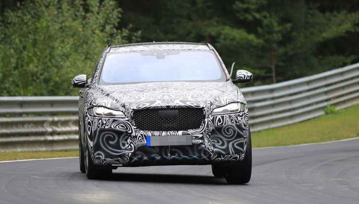 Jaguar F-Pace SVR prime foto spia dei test al Nurburgring - Foto 13 di 15