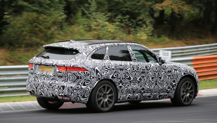 Jaguar F-Pace SVR prime foto spia dei test al Nurburgring - Foto 2 di 15
