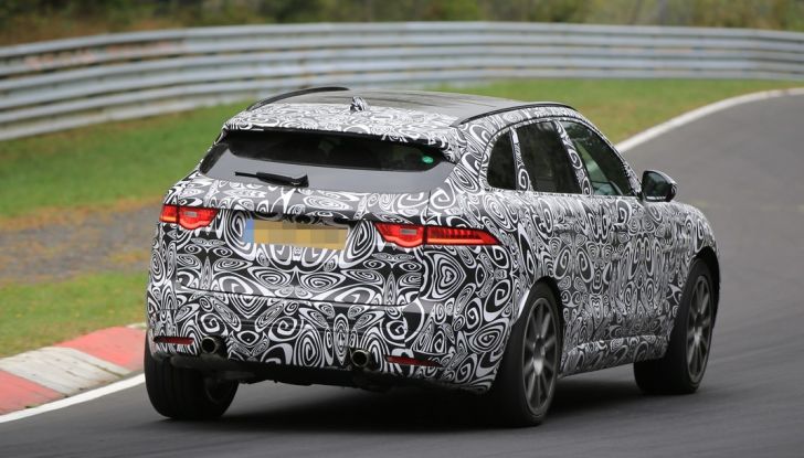 Jaguar F-Pace SVR prime foto spia dei test al Nurburgring - Foto 3 di 15