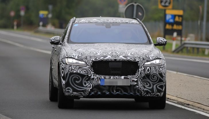 Jaguar F-Pace SVR prime foto spia dei test al Nurburgring - Foto 4 di 15