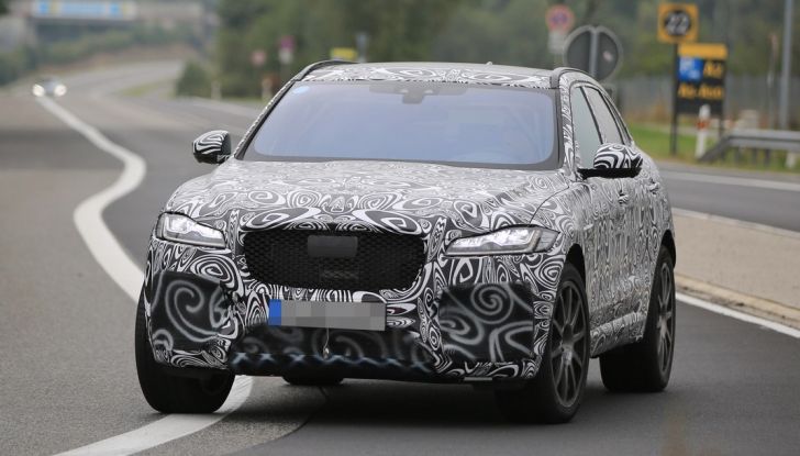 Jaguar F-Pace SVR prime foto spia dei test al Nurburgring - Foto 5 di 15