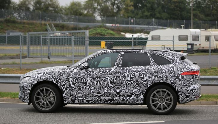 Jaguar F-Pace SVR prime foto spia dei test al Nurburgring - Foto 9 di 15
