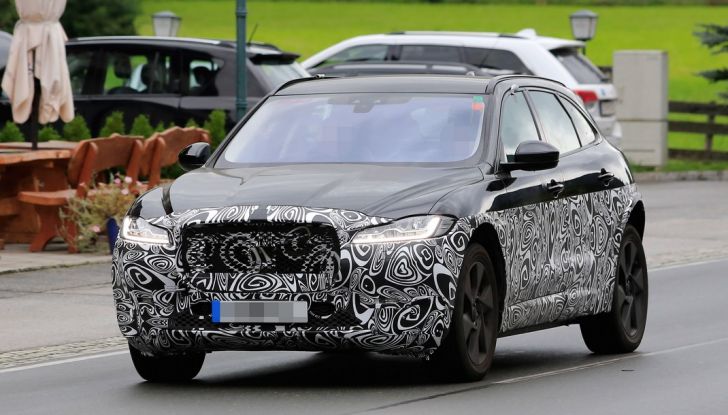 Jaguar SUV, prime foto spia della versione elettrica - Foto 2 di 10