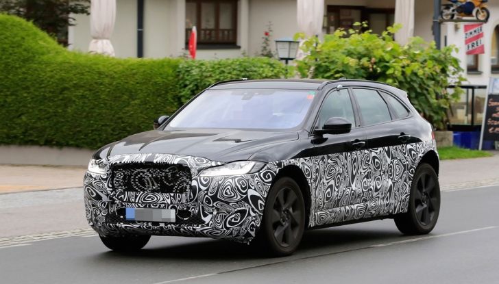 Jaguar SUV, prime foto spia della versione elettrica - Foto 1 di 10