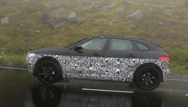 Jaguar SUV, prime foto spia della versione elettrica - Foto 8 di 10