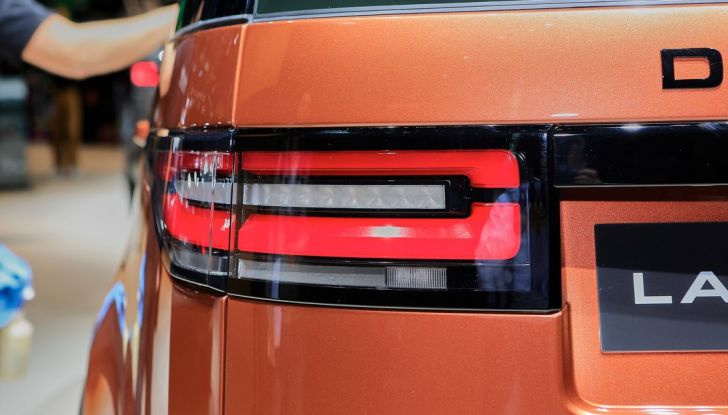 Nuova Land Rover Discovery, prima foto ufficiale della quinta generazione - Foto 16 di 19