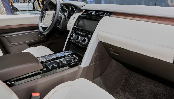 Nuova Land Rover Discovery, prima foto ufficiale della quinta generazione - Foto 18 di 19