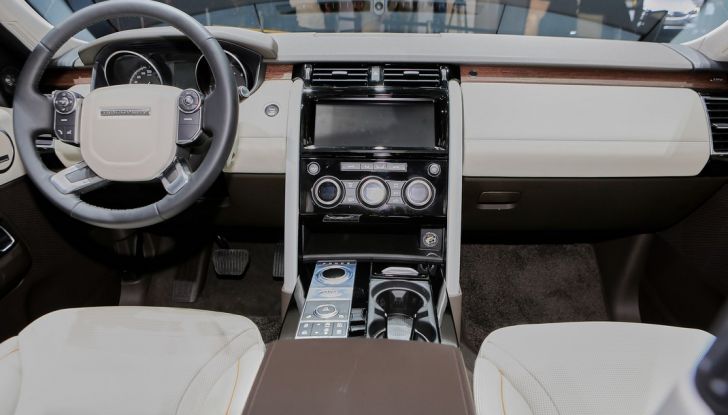 Nuova Land Rover Discovery, prima foto ufficiale della quinta generazione - Foto 19 di 19