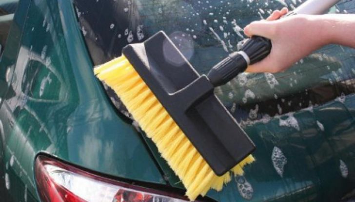 Lavaggio auto: pro e contro degli spazzoloni - Foto 4 di 6